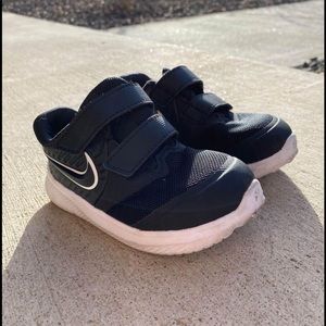 Nike Toddler Size 7 Velcro Sneakers - Black & White 🖤🤍🖤